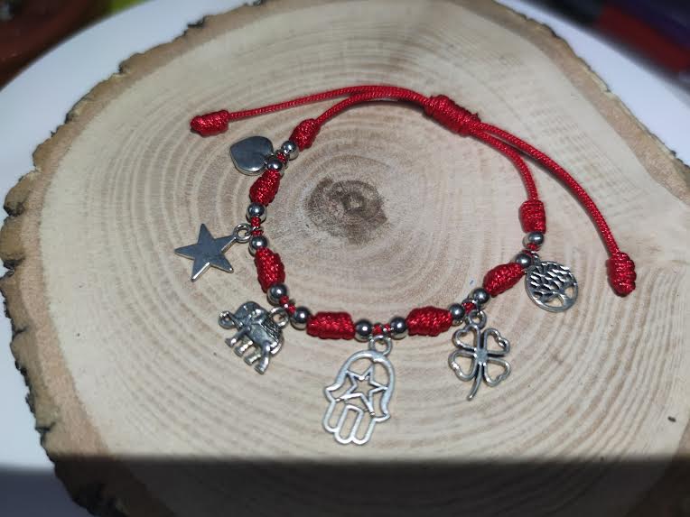 Pulsera de 7 Nudos y Amuletos de la Suerte: Invoca la Fortuna y la Protección en Cada Paso